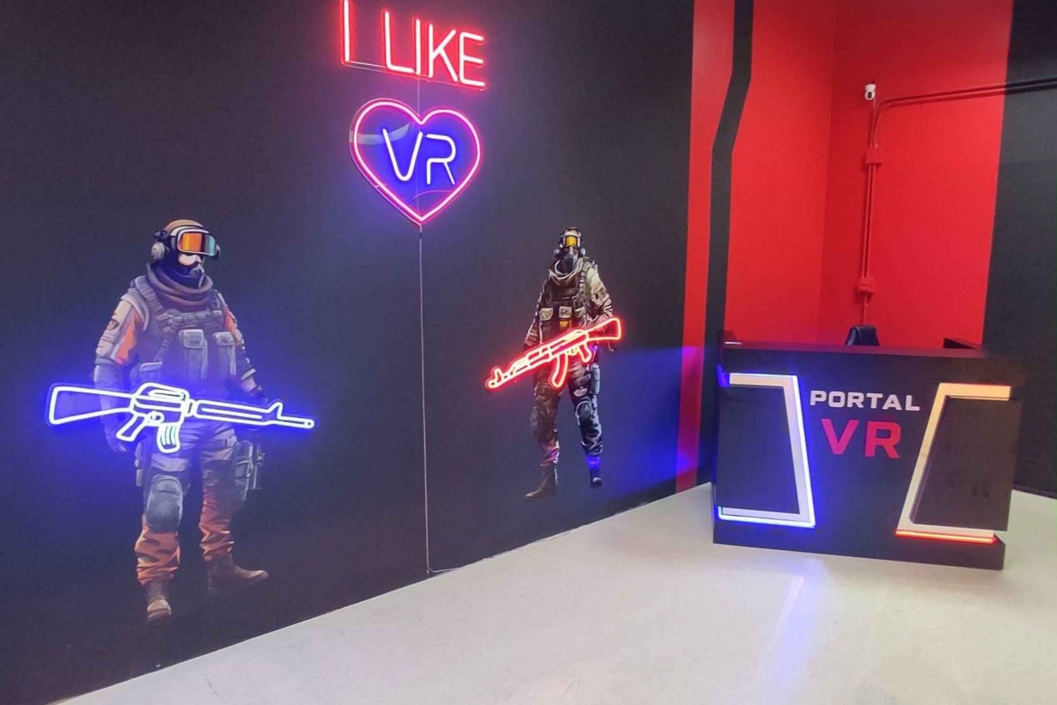Игровое пространство Portal VR с неоновой подсветкой - франшиза VR-клубов с концепцией магазина и арены