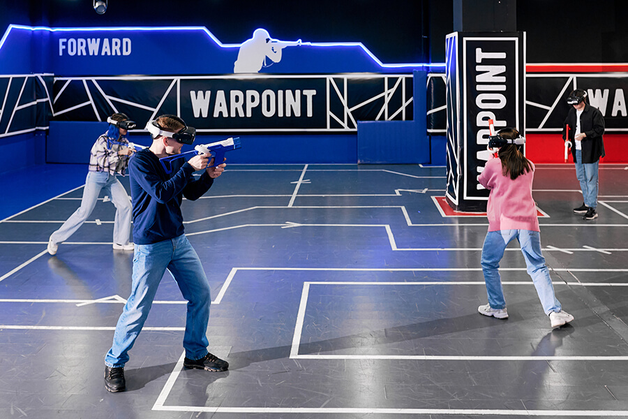 Игроки на арене Warpoint в VR-шлемах со свободным перемещением - командный VR-шутер