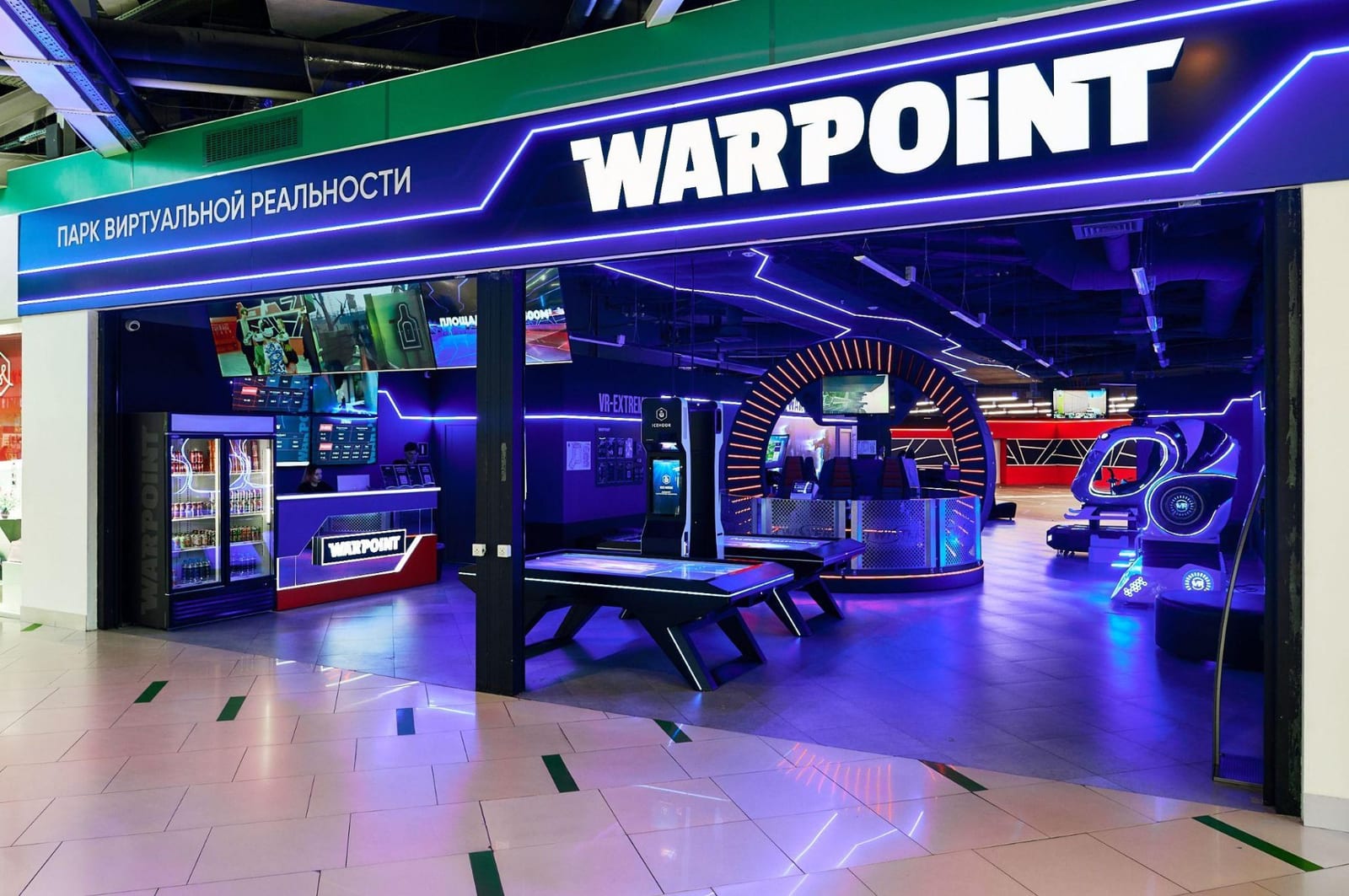 Вход в парк виртуальной реальности Warpoint в торговом центре - современный дизайн с неоновой подсветкой